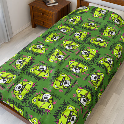"Amazing" Green Bear Graphic Velveteen Plush Blanket – Soft Throw with "Keep Happy" Quote – Urban Streetwear Home Decor 60" × 80"