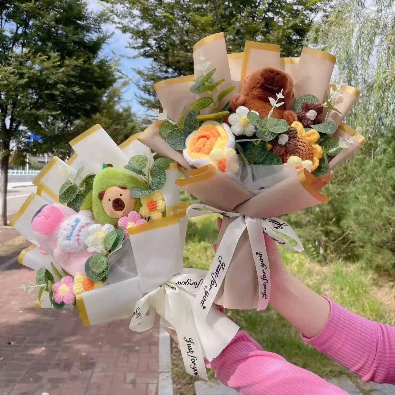 Kawaii Capybara Plush Bouquet (13.8 in) - Crochet Roses/Sunflowers Creative Gift